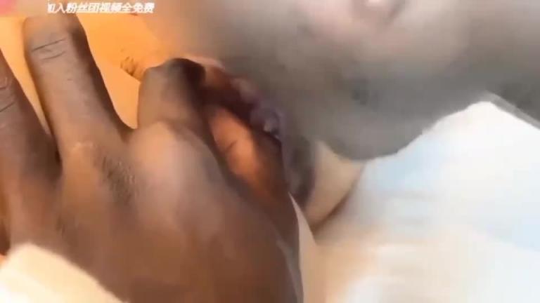 COLA酱绿帽男友陪同,清纯女友,真空约见黑人小哥,无套内射 预览截图 3