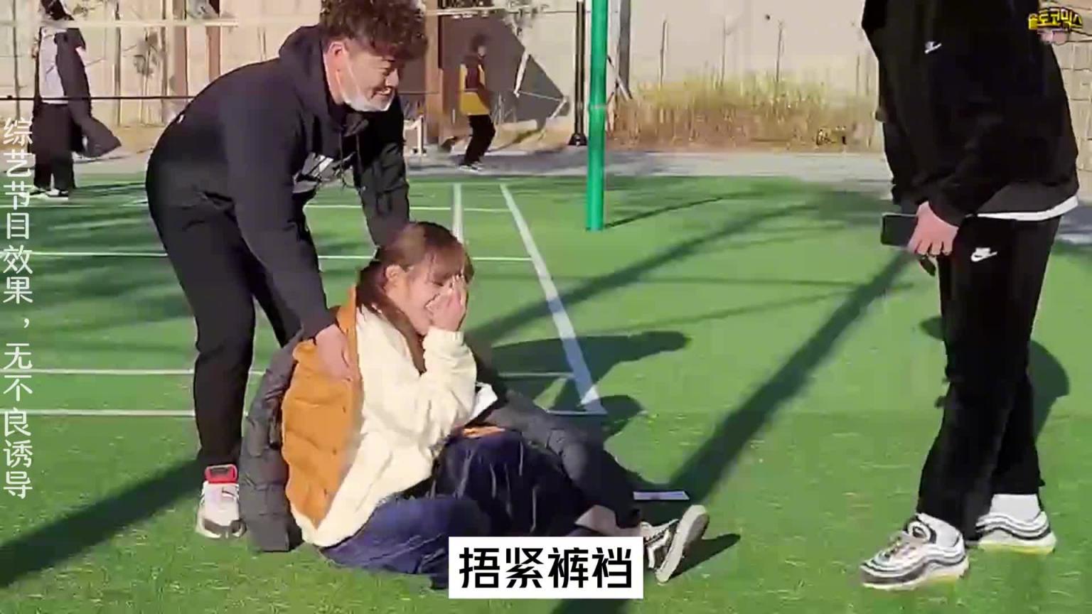 如果妹子在立定跳远时,裤裆突然裂开了,会是什么反应呢。 #尴尬瞬间 预览截图 2