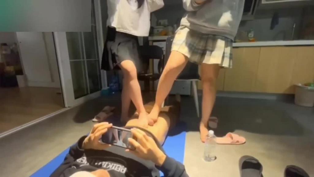 【万人求购-高中生的白嫩脚丫】牛逼大神约两个高中女生,用白嫩小脚丫给自己足交射精 预览截图 7