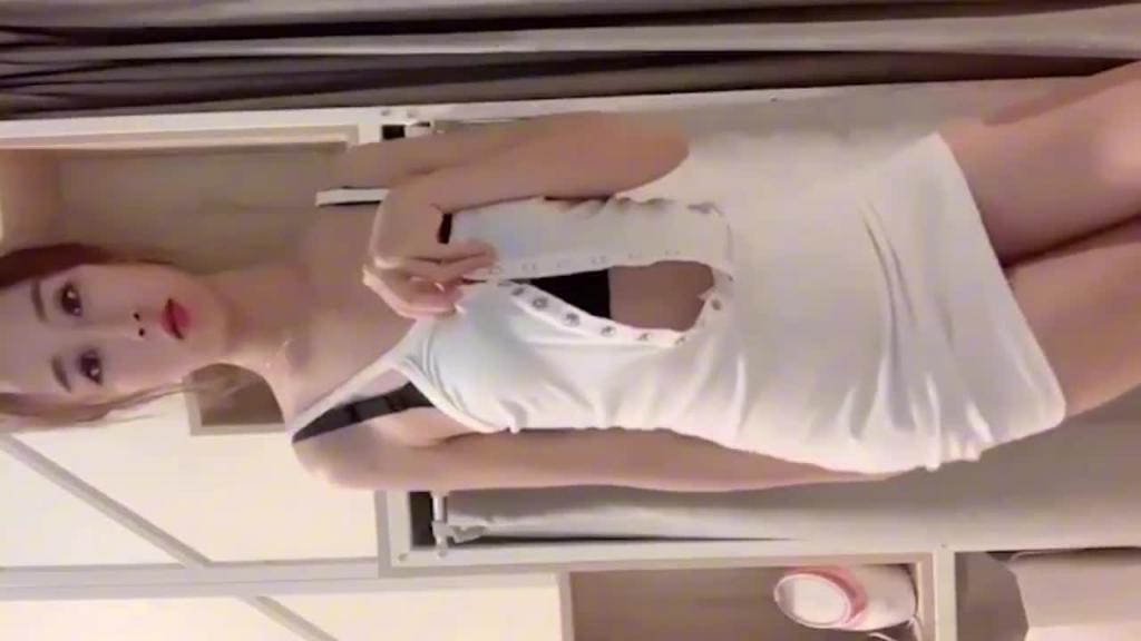 极品美乳网红一对一诱惑 预览截图 8