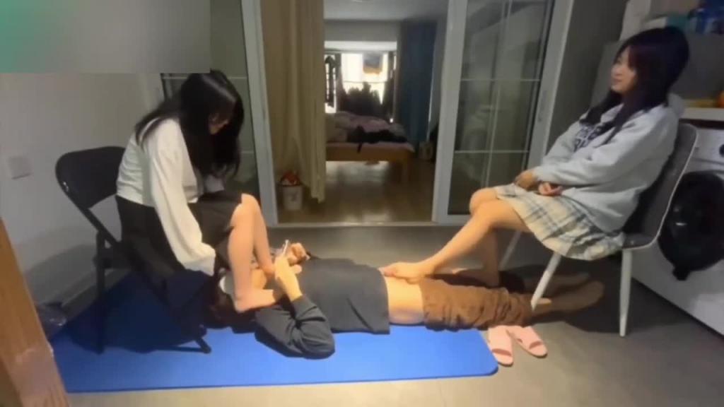 【万人求购-高中生的白嫩脚丫】牛逼大神约两个高中女生,用白嫩小脚丫给自己足交射精 预览截图 4