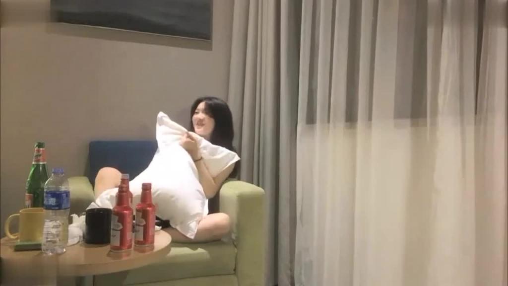 【勾搭学生妹】甜美学生妹喝酒脱下内射 预览截图 4