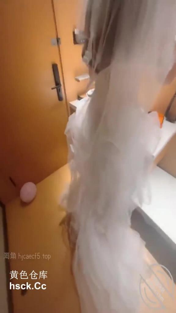 生日当天姐姐穿上婚纱酒后在婚房潮喷不断 预览截图 3