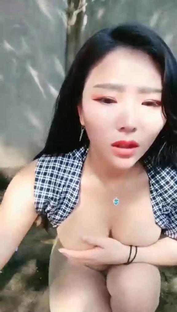 美女主播勾引路人户外啪啪被人围观照插不误 预览截图 8