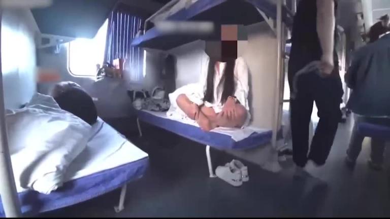 火爆全网的国内绿帽大神 让老婆在火车卧铺露出勾引旁边的老大爷 预览截图 7