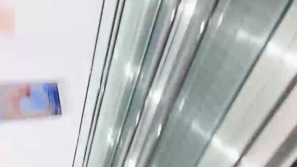 白虎少女『娜娜』绿帽男带女友极限公众场所露出找兄弟3P女友 预览截图 1