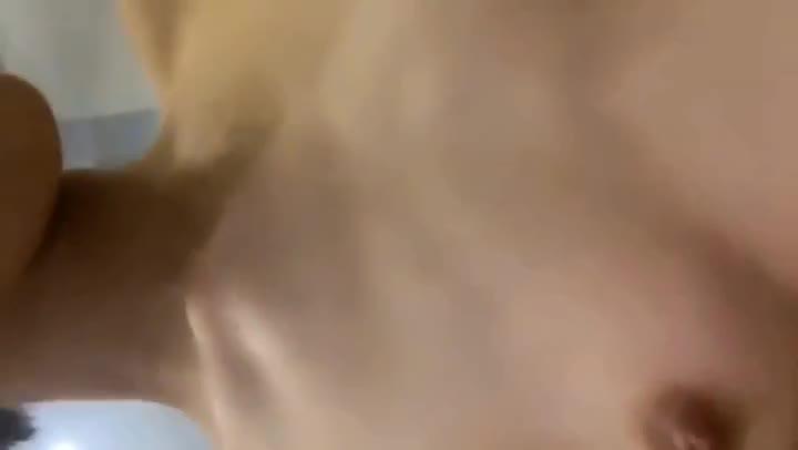 妖艳制服贫乳小妹下海直播大秀 预览截图 1