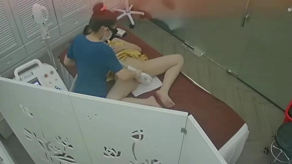黑客破解美容院监控摄像头偷拍 几个逼逼护理激光脱毛的妹子有个貌似怀孕了也不怕伤害到胎儿 预览截图 5