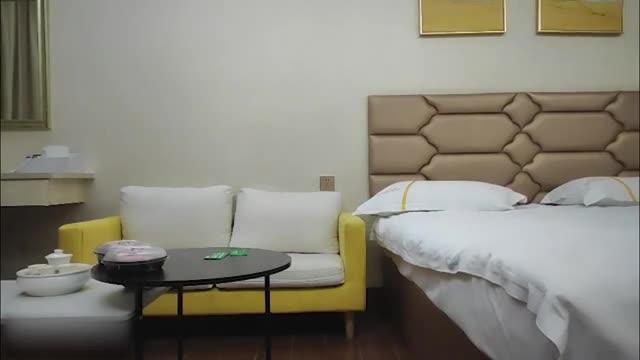 按摩勾搭甜美女技师 带到房间开操掰穴摸逼 上位骑乘前后蠕动 预览截图 3