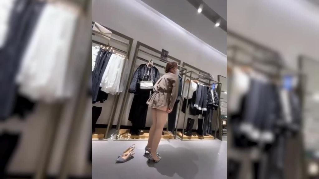 大奶淫女美杜沙商场试身真空露出 预览截图 12