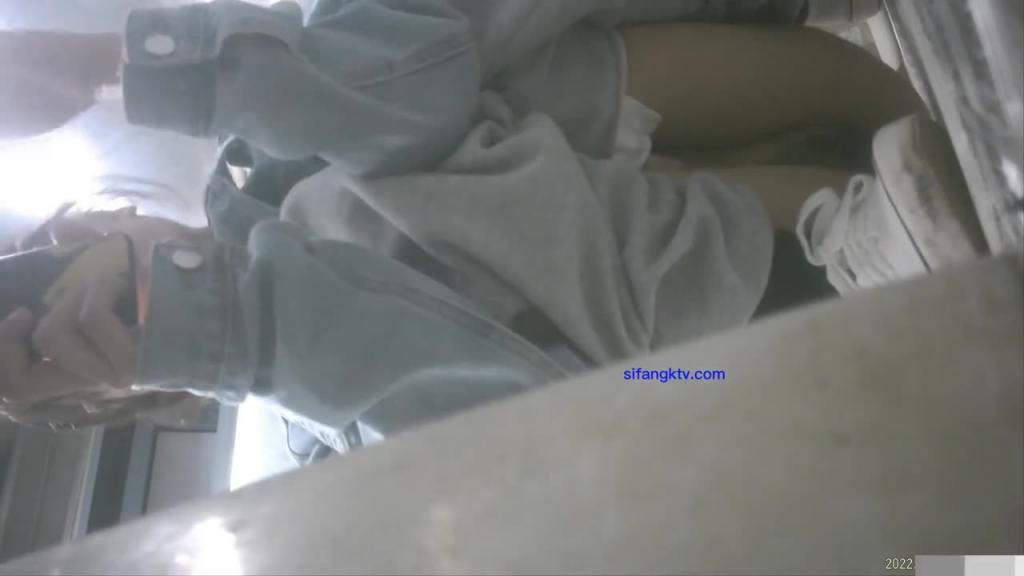 公共厕所偷拍青春靓丽的学妹嘘嘘-牛仔眼镜妹 预览截图 9