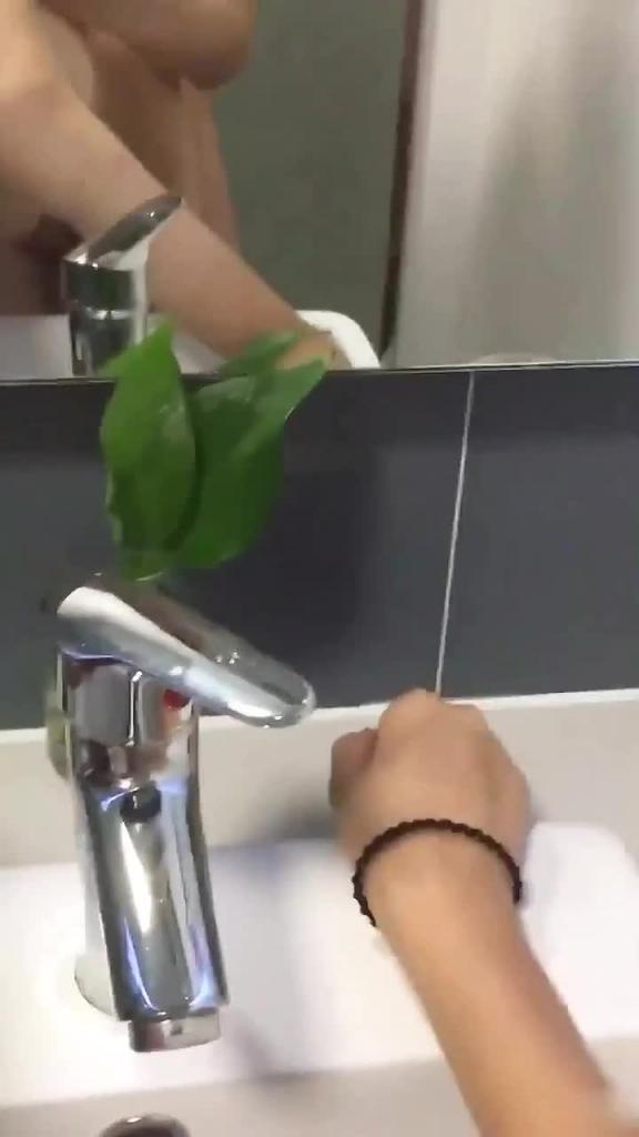 第一部放暑假女朋友家里人都去上班了到她闺房做爱干到浴室用手机自拍 预览截图 12