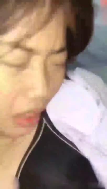 真实乱伦,父女乱伦后,兽父带着女儿玩换妻 预览截图 1