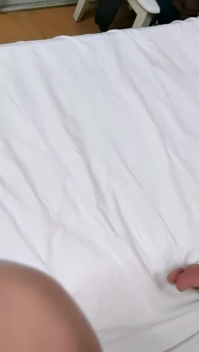 极品小骚货！3P淫乱名场面！制服包臀裙，被两男一起摸，肛塞插菊花，前后夹击操骚逼 预览截图 2