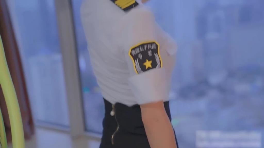 制服诱惑，极品黑丝女警被通缉爆操 预览截图 1
