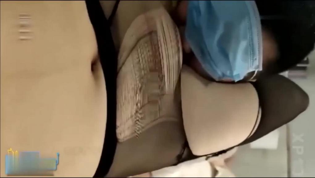 大神勾搭泌尿科女医生暴力撕破女医生的黑丝袜舔逼后入大肥臀 预览截图 4