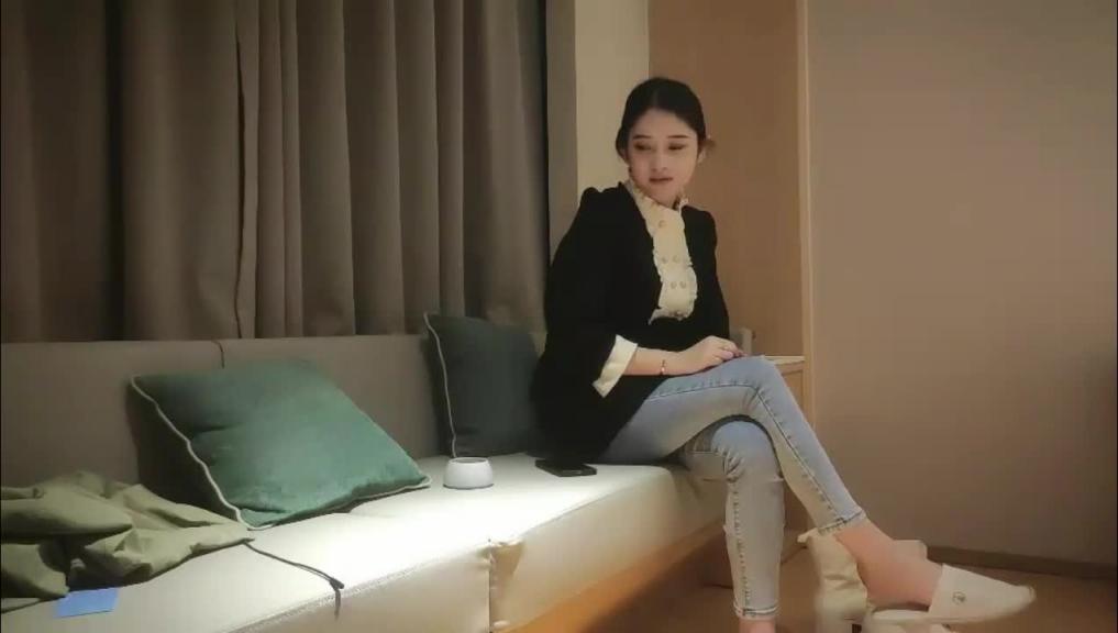 探花约外围牛仔裤小姐姐, 一起抽根烟再开操,特写口交掰穴舔逼,搞得妹子肚子疼 预览截图 3