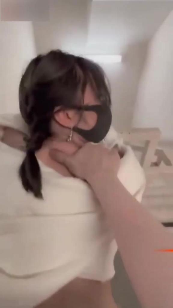 超级刺激，干到一半来人了，吓死了，极品女神玩偶姐姐高档餐厅楼梯做爱 预览截图 8