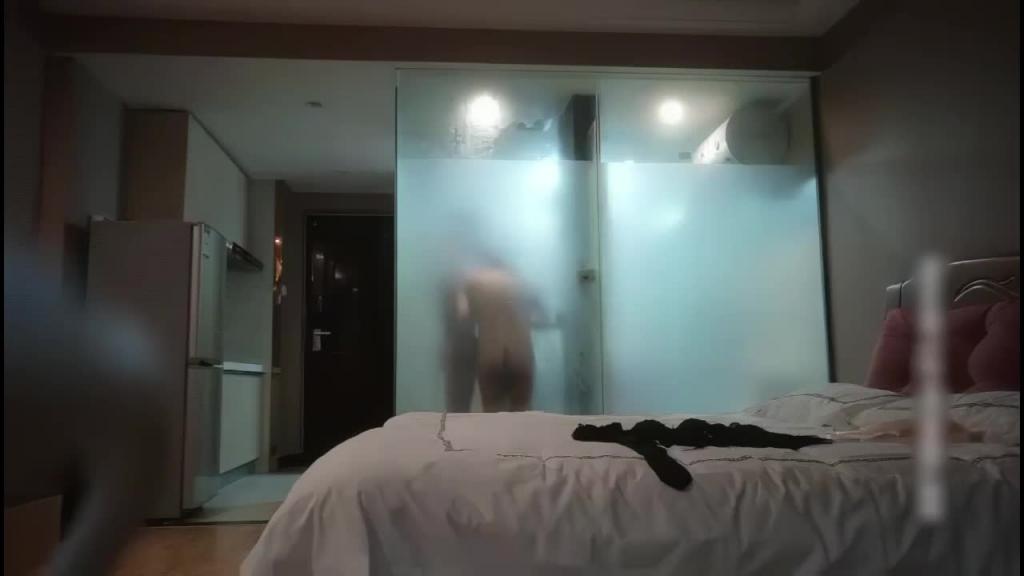 约了个两个少妇玩双飞,肉体交叠后入轮插 预览截图 2
