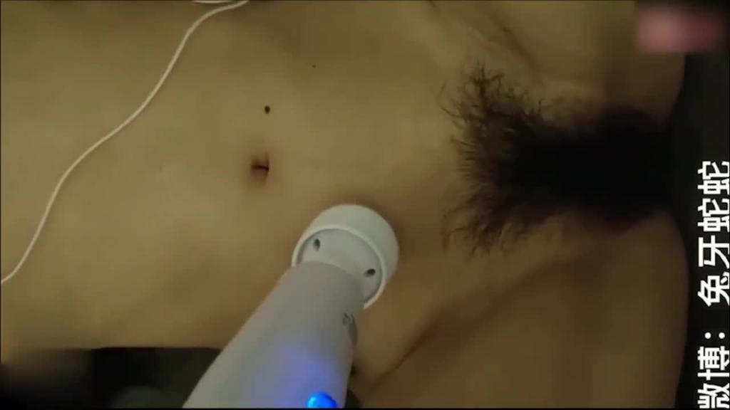 【网红外泄】抖音大V兔牙蛇蛇,喝尿颜射性虐舔脚,反差婊无疑。 预览截图 6