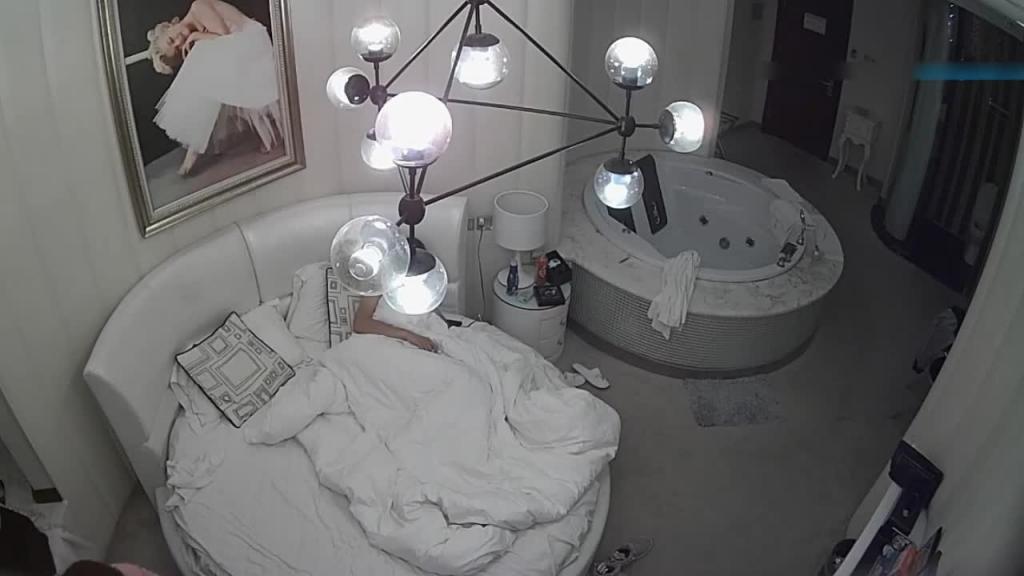 【宾馆摄像头】情侣开房做爱很激情，快枪手男友操了两炮都没满足小淫娃 预览截图 7