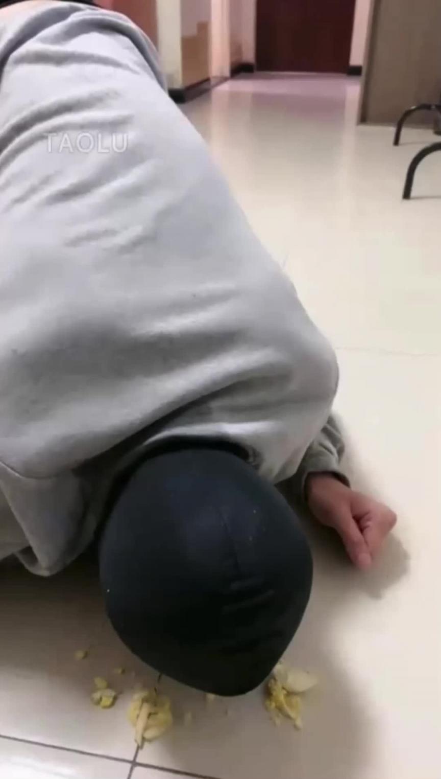 【高颜值气质女S-调教男奴】各种言语羞辱,唾液分泌喂食 预览截图 9