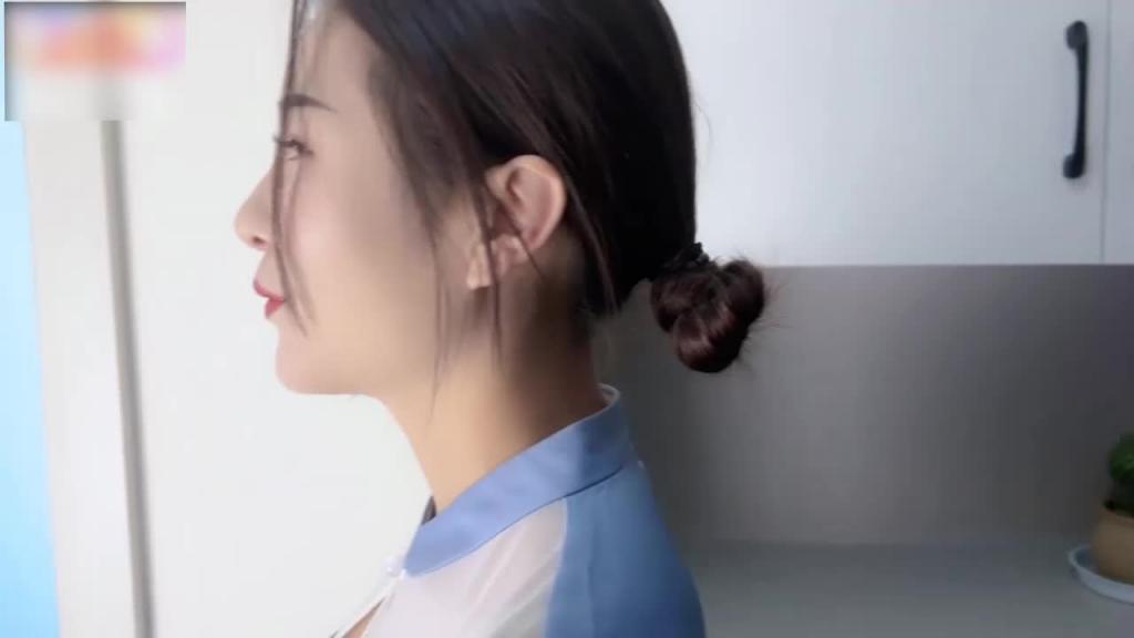 极品巨乳技师上门按摩服务 加钱后体验特殊服务脱下丝袜用骚逼按摩 预览截图 1