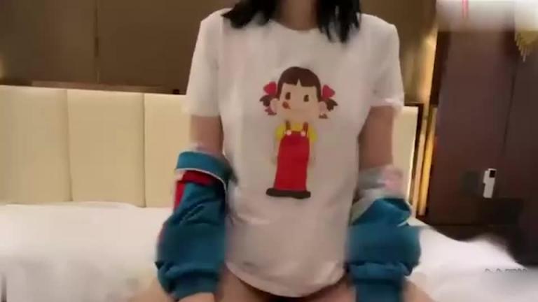 【兄妹乱伦】妹妹刚放学就被我带到酒店_“爸妈在家不方便哥带你去酒店待会儿吧" 预览截图 6