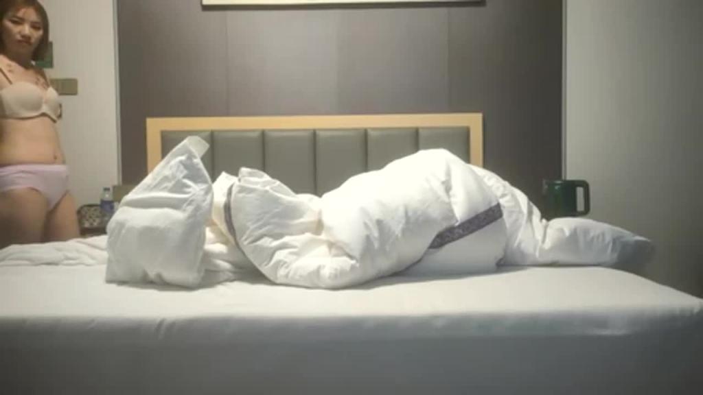 瘦猴子勾搭良家】大一00后单纯学生妹，后入被操得大叫 预览截图 11