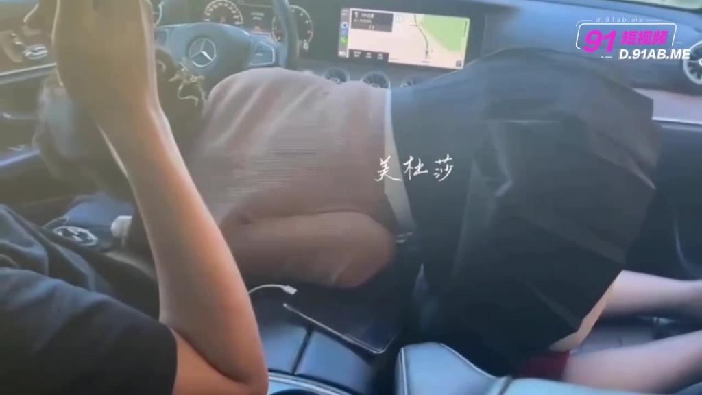 驱车带骚逼美杜莎去和两位公司客户吃饭,两人在饭桌上就忍不住吃起了骚妻的大奶子的骚穴 预览截图 3