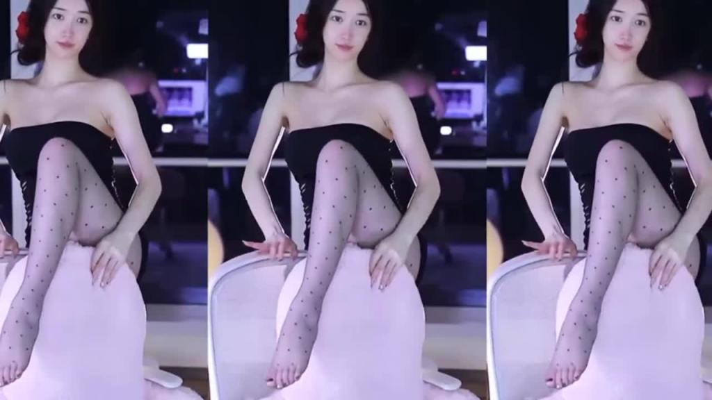 虎牙主播‘小天使宝宝’高颜值女神主播性感丝袜美腿骚舞福利 预览截图 11