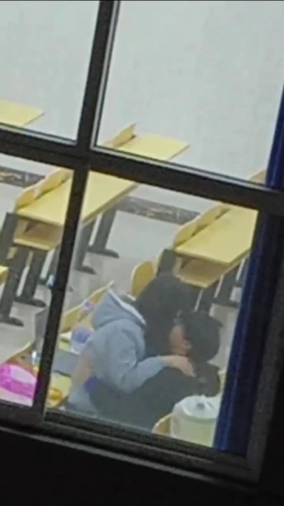 【2023年教室黑料15部合集】各种学生在教室偷情约炮,老师操学生,校长操老师,精彩刺激,绝对真实 预览截图 2