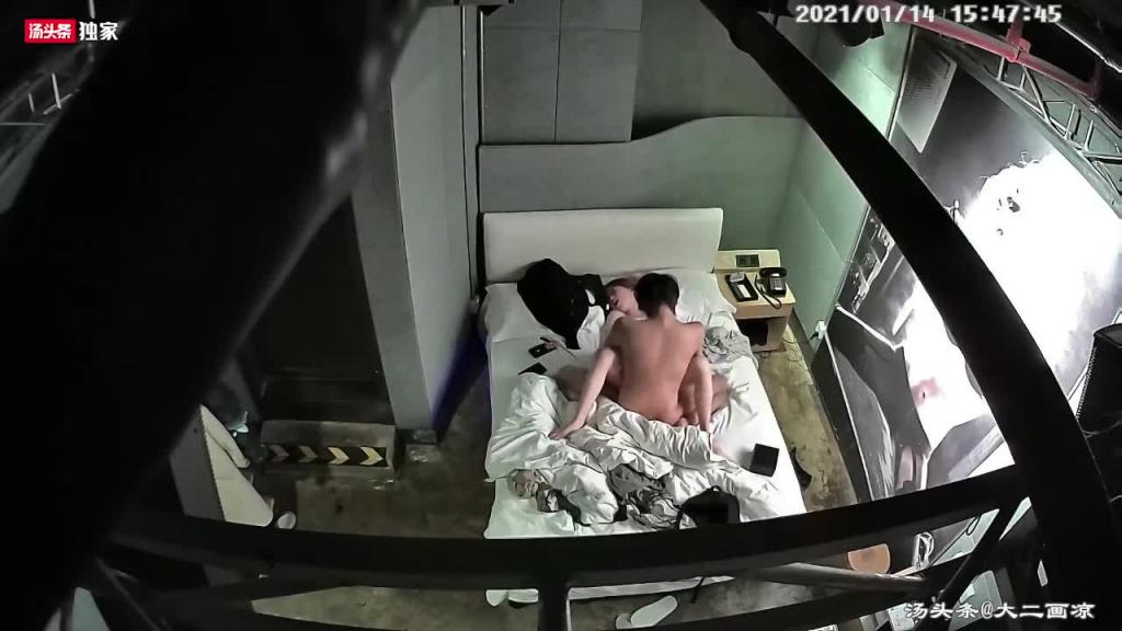 【甄选酒店偷拍】精神小伙给女友换上情趣内衣丝袜操 预览截图 5