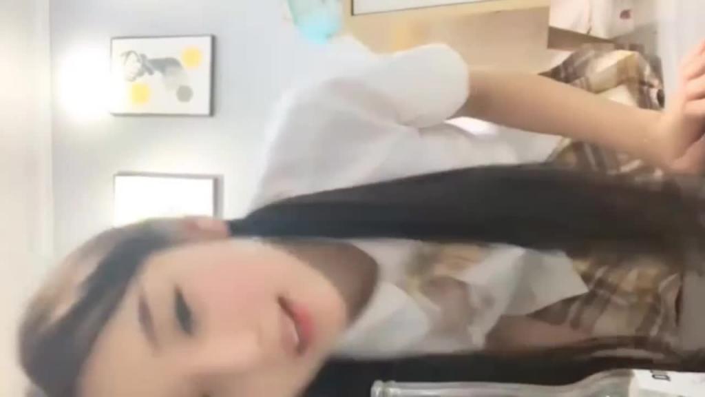 【极品JK制服美少女】超高颜值可爱00后 镜头面前大秀嫩逼 加屌自慰 预览截图 3
