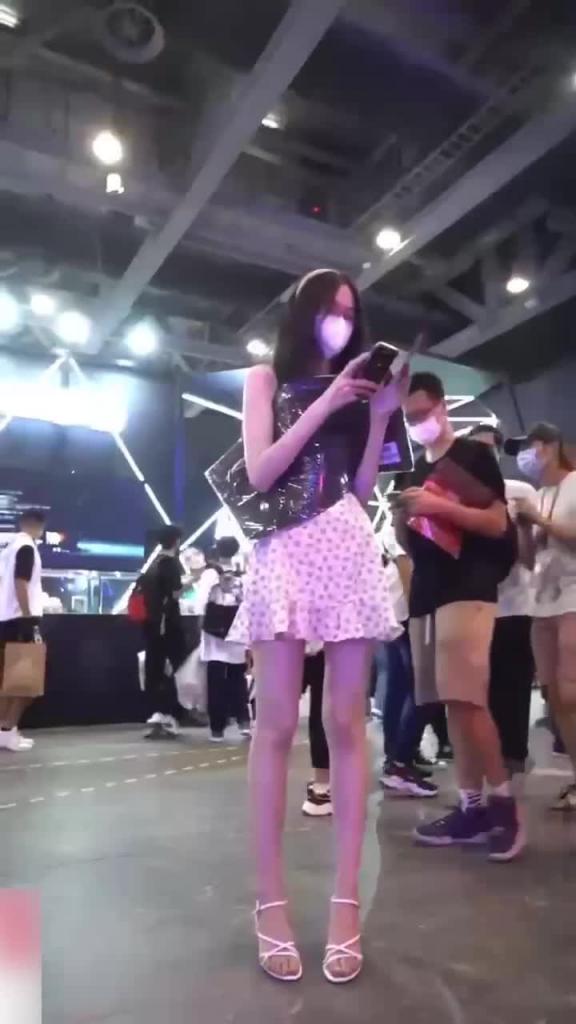【商场抄底】女神没有穿内内逼毛清晰可见 预览截图 4