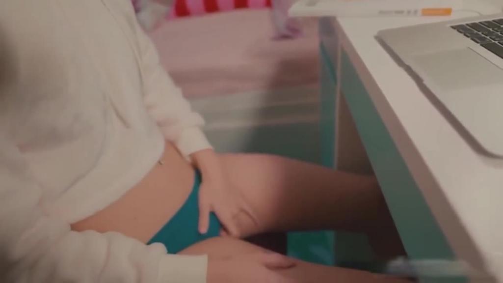 剧情演绎兄妹乱伦:可爱妹妹手淫被抓勾引哥哥操逼妹妹身上的青春气息呻吟勾魂超级反差婊 预览截图 1