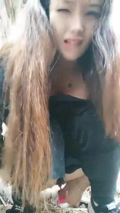 丰满大奶骚女【薇神】户外老房子露逼自慰,塞跳蛋翘屁股拉扯回家再自慰一番,很是诱惑喜欢不要错过 预览截图 2
