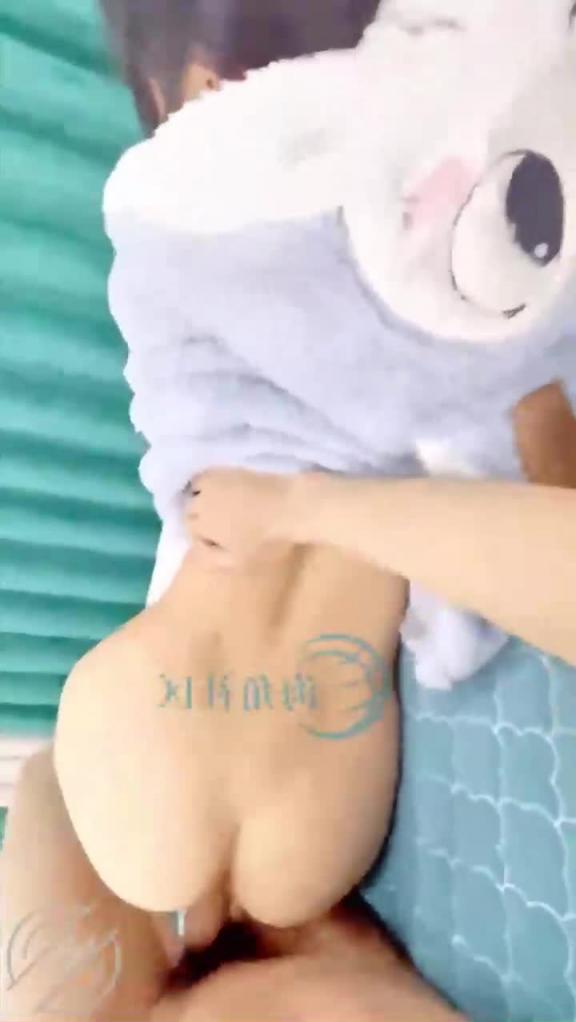 【兄妹乱伦】半夜钻进妹妹被窝打着按摩的名义插进了她的蜜穴 预览截图 10