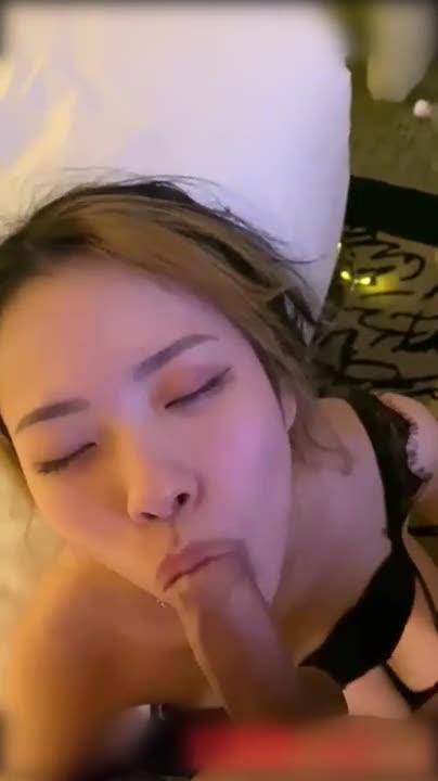 大鸡吧放在女友的面前口交不断表情淫荡又可爱 预览截图 6