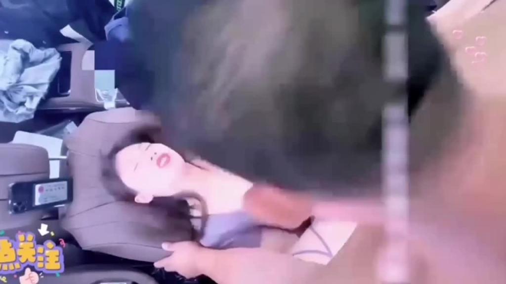 【白天闹市刺激父女乱伦】模特女儿三亚比赛被畜生爸爸车上乱伦爆操 预览截图 11