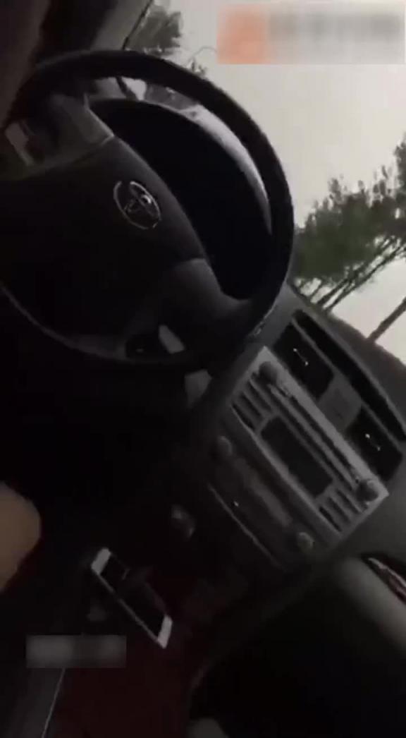 中午开车接漂亮小情人下班准备到酒店干她,美女不想去,让把车开在路边车震,环卫大爷还在旁边打扫卫生了 预览截图 10