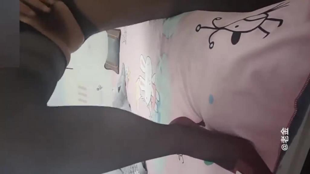 真实快手网红【芬姐】和公公乱伦视频曝光,网红少妇给榜一发和公公偷晴视频被曝光。 预览截图 7