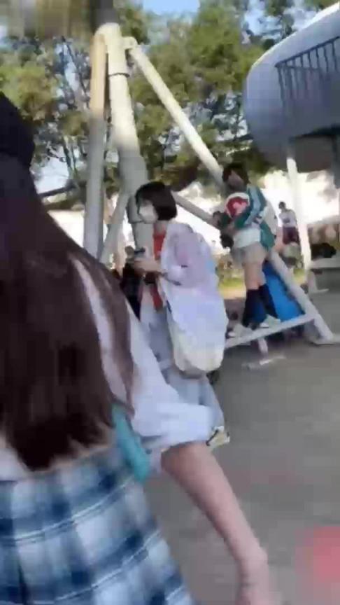 漫展偷拍jk制服少女裙底阴毛冒出内裤染黄刺激反差 预览截图 6