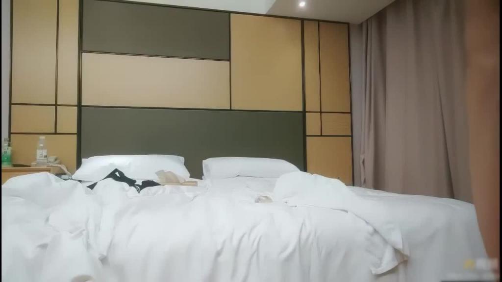 发骚妹子干得太爽偷拔套狂插屁眼 预览截图 12