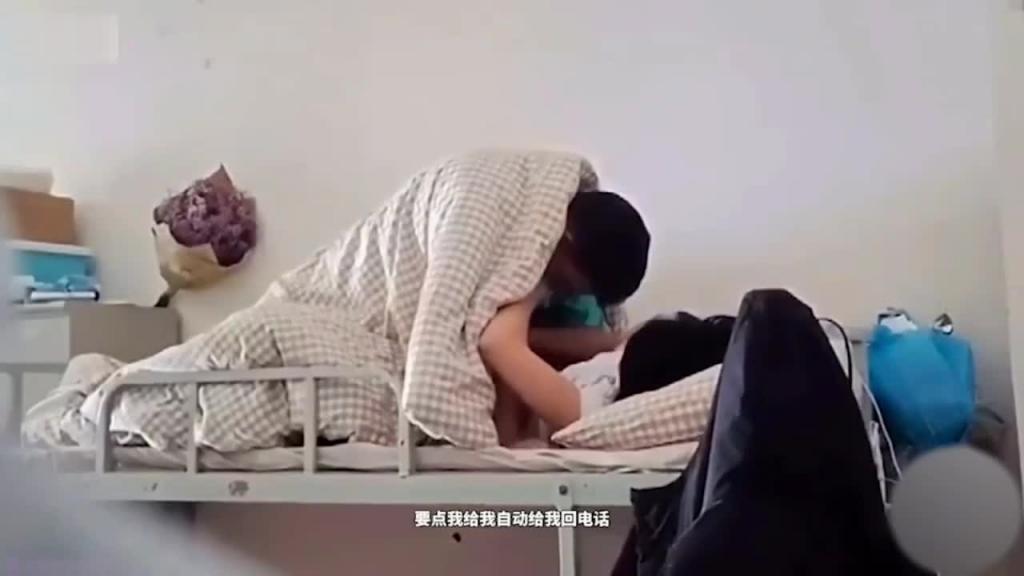 【操逼不带闺蜜被网曝】防火防盗防闺蜜，当着闺蜜面带男友回宿舍操逼 预览截图 9