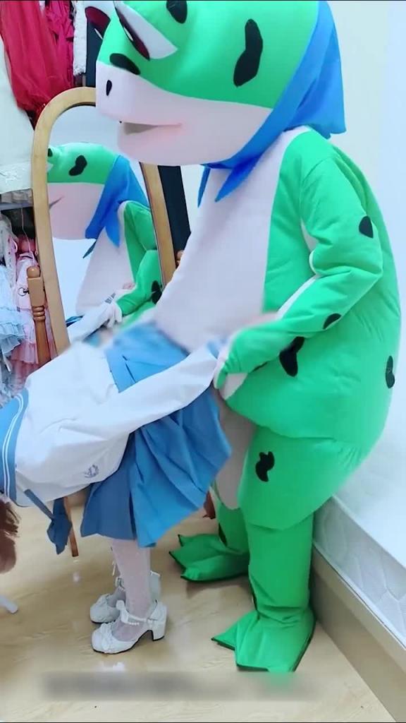 网红青蛙大战JK少女,将其狠狠内射! 预览截图 4
