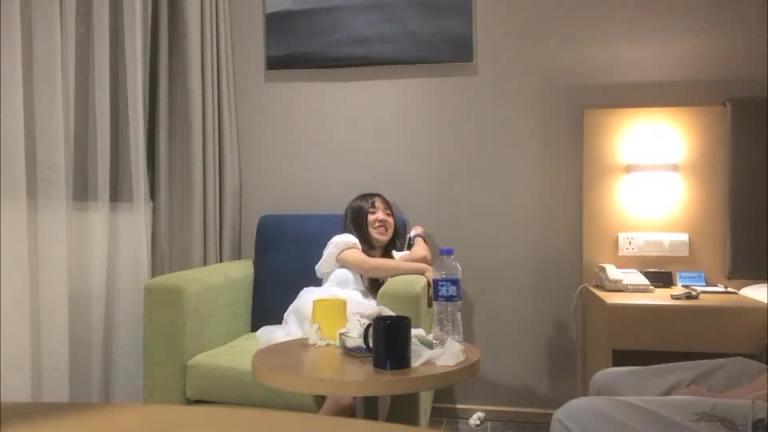 【约炮小萝莉】约炮颜值不错的小萝莉 划拳套路打炮沙发上摸奶调情 预览截图 1