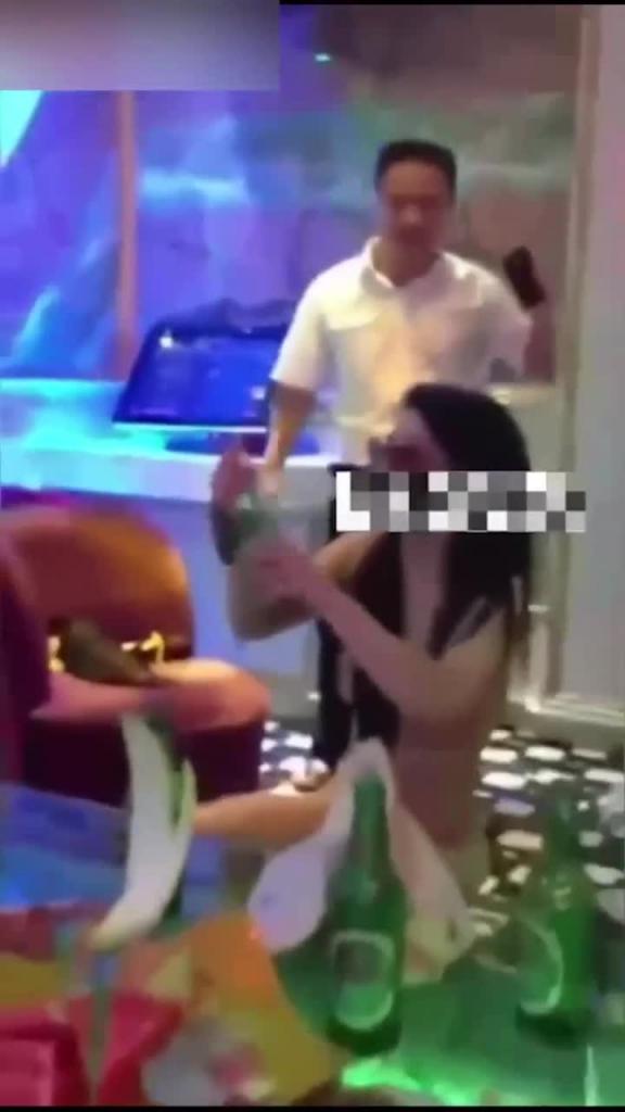 【独家剪辑】盘点国内迪吧酒后嗨大的小姐姐们!当众脱衣裸舞口交啪啪做全场最靓的妞 预览截图 5