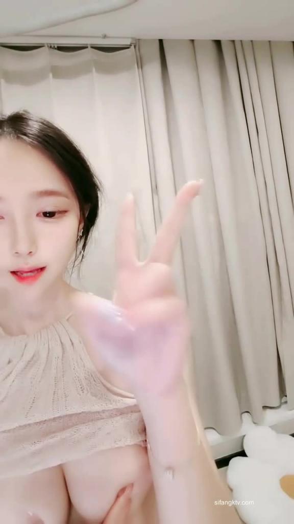 05年巨乳小萝莉自慰大秀 预览截图 3