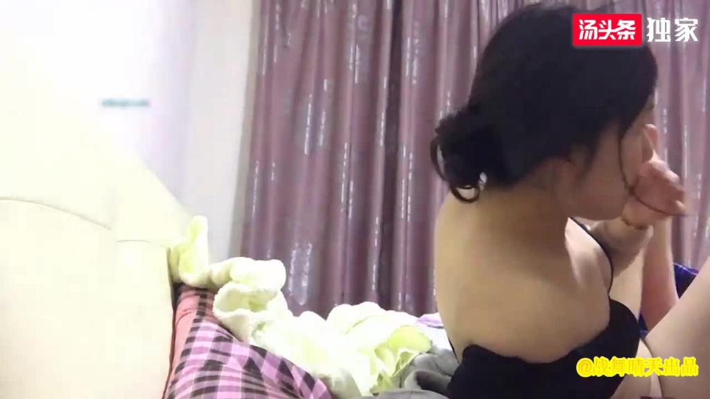 趁老婆上夜班姐夫偷偷爬上了漂亮小姨子的床 预览截图 3